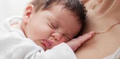 muhasebe Kadın kucağında sekiz aylık bir bebek tutuyor. Bebek annesinin bağrına bağrını dayamış uyuyor. Tombiş bir yüzü var. Maşaallah diyelim nazar değmesin. Kadını boynunuda ince bir altın zincir var. Muhtemelen eşinin doğum hediyesidir. Çocuğun üzerinde beyaz bir elbise var.