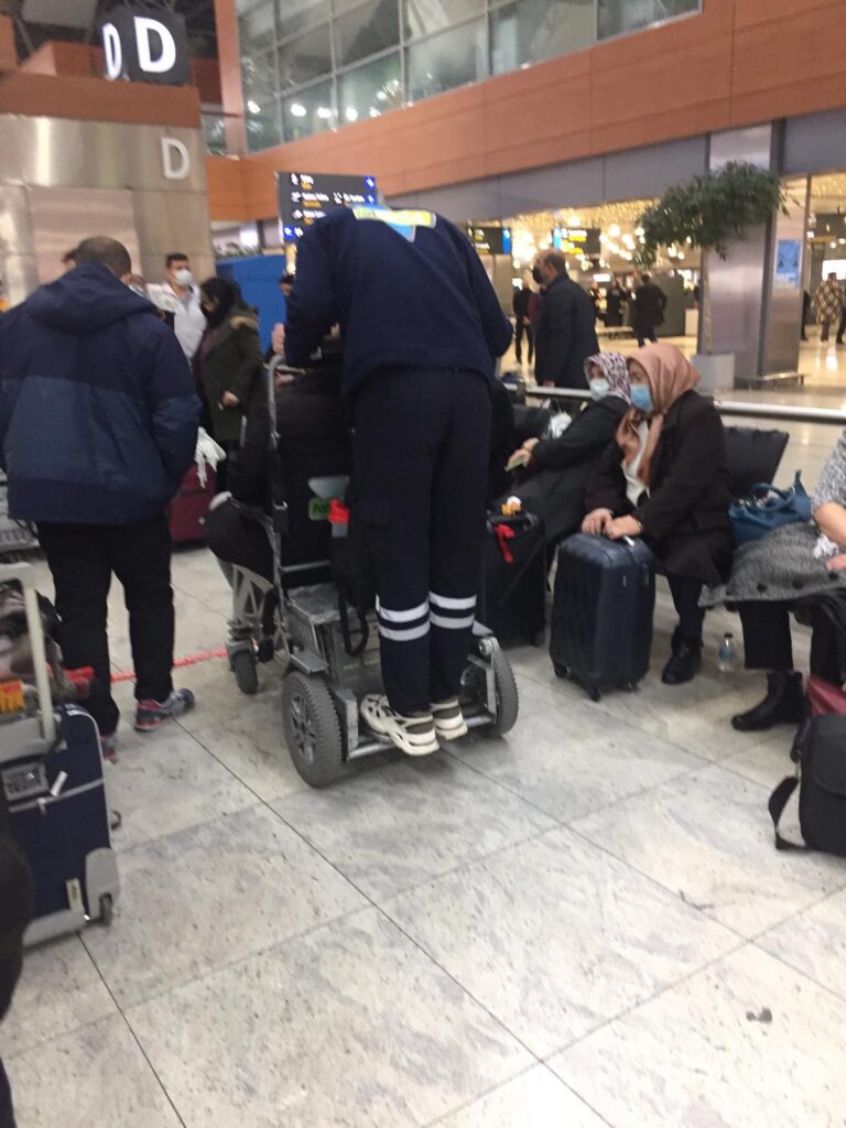 Çok miktarda hasta ve engelli yolcu olduğu için bu hizmeti verenler yoğun şekilde çalışıyor.