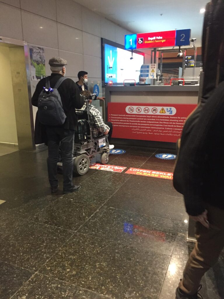 Engellilerin çıkış işlemlerini tamamlayan görevli onların çıkışına ayrılan çıkış kapısına getirerek resmi görevliye teslim ediyor. Zira sınırdan içeri girme yetkisi yoktur. 