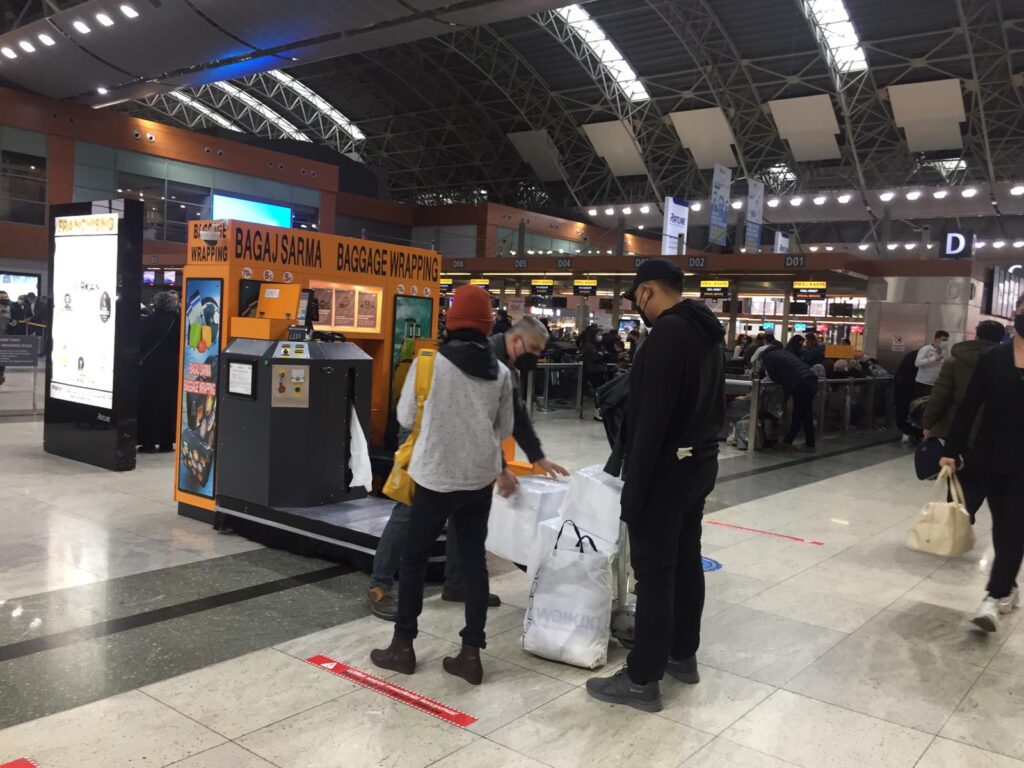 Valiz, koli veya poşetinizi ambalaj malzemesi ile kaplat bilirsiniz. Aksi durumda koli ve poşetlerin uçağa alınması yasak. Ancak çuval olursa alınıyor.