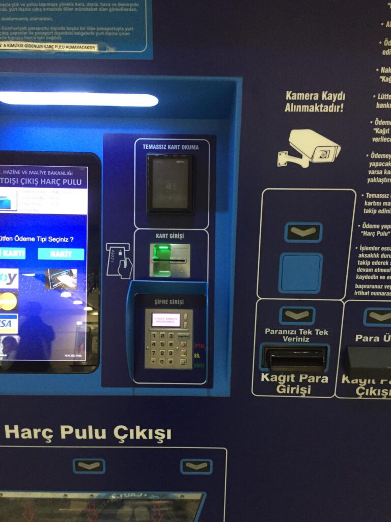 Yurtdışı çıkışı için harç pulunu bankomattan alabiliyorsunuz. Cihazda nakit ve kredi kartı ile harç pulunu satın almak için iki seçenek mevcut. Aynı zamanda kaç adet harç pulu alacaksanız adet girmek imkanı da veriyor. 